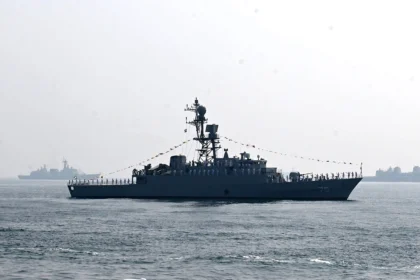 مدمرة بحرية أمريكية تعترض سفينة تجارية في المياه الدولية