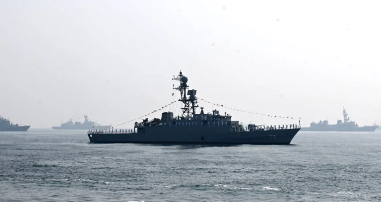 مدمرة بحرية أمريكية تعترض سفينة تجارية في المياه الدولية