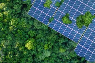 "أبوظبي الأول" يكشف خطة التحول إلى صافي الانبعاثات الصفري