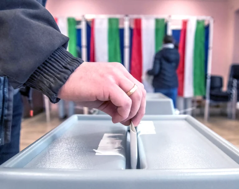 إغلاق صناديق الاقتراع في المجر وسط مشاركة قياسية