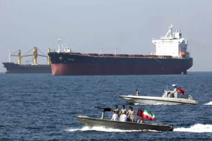 إيران تنقل سفينتين محتجزتين إلى بندر عباس ودول تطلب معلومات عن سلامة البحارة