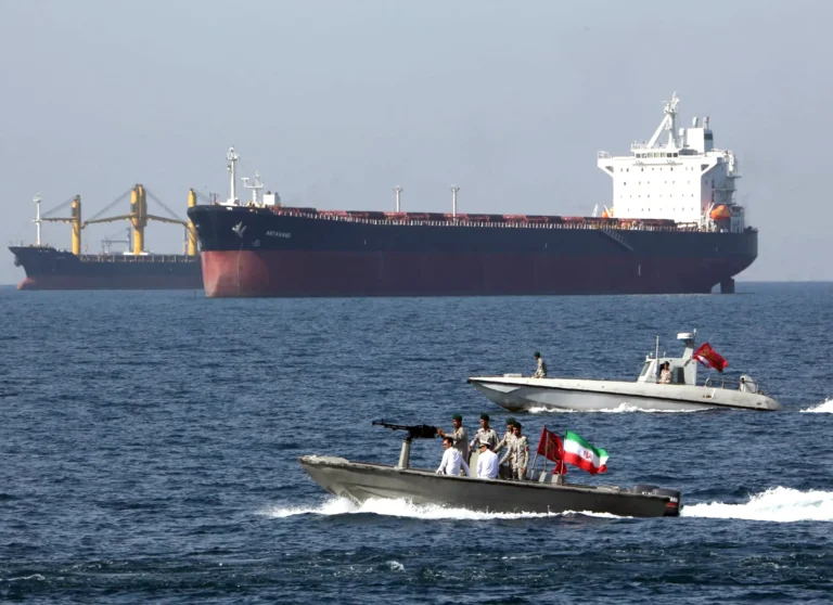 إيران تنقل سفينتين محتجزتين إلى بندر عباس ودول تطلب معلومات عن سلامة البحارة