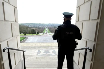 إيرلندا الشمالية على صفيح ساخن تصعيد انتقامي يلاحق رجال الأمن في عقر دارهم