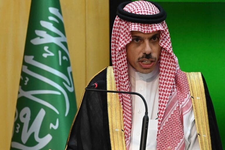 بن فرحان يبحث خفض التصعيد مع نظيريه الإيراني والأفغاني