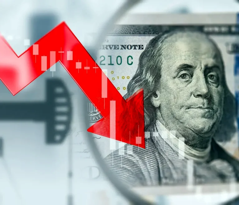 الدولار يتراجع عالميًا مع تهدئة التوترات وعودة شهية المخاطرة