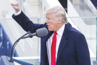 ترامب يطالب إيران بوقف فرض رسوم على ناقلات النفط في مضيق هرمز وسط تصاعد التوترات.