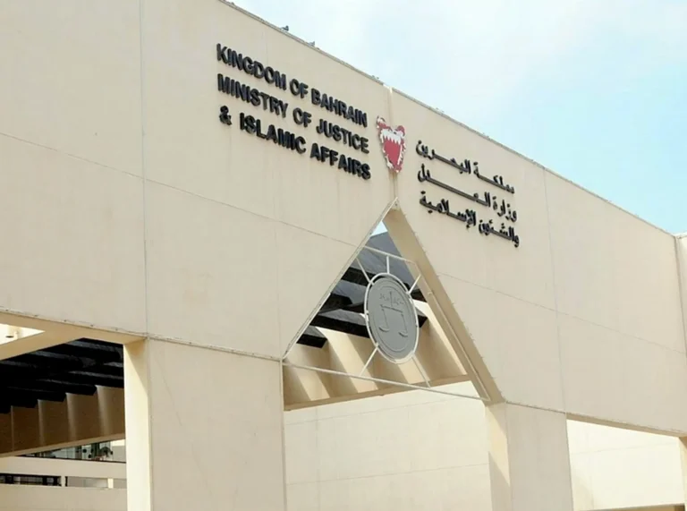 السجن لمدد تصل إلى 10 سنوات بحق 25 متهماً في البحرين بتهم تأييد الاعتداءات الإيرانية