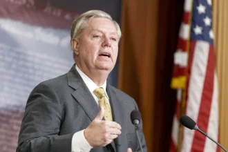 غراهام تخفيف العقوبات عن إيران مشروط بتفكيك برنامجها النووي وتقييد الصواريخ