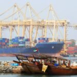 الشارقة تعلن السيطرة على حادث استهدف ميناء خورفكان دون إصابات