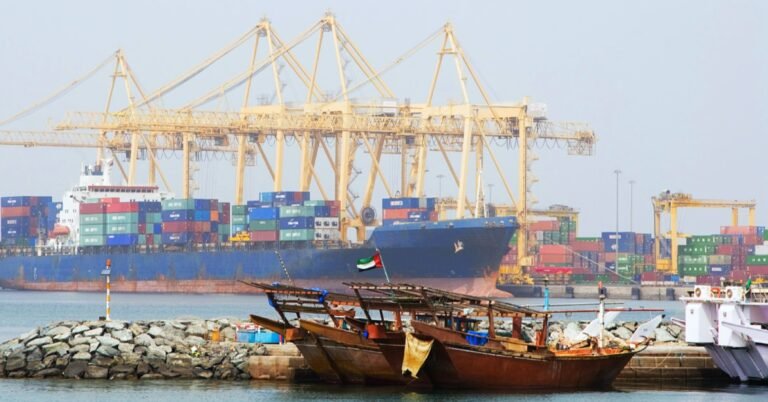 الشارقة تعلن السيطرة على حادث استهدف ميناء خورفكان دون إصابات