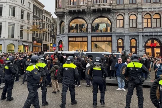 Dutch police are investigating an explosion targeting the "Israel Center" in the town of Nijkerk