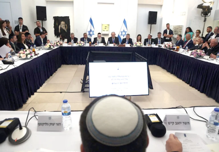 الكابينت الإسرائيلي يبحث مساءً اتفاقاً محتملاً لوقف إطلاق النار مع لبنان