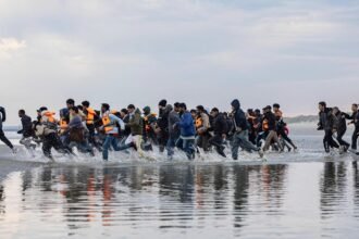 دراما في "المانش": فرنسا تنقذ 119 مهاجرا وإجلاء أحدهم جوا في حالة حرجة