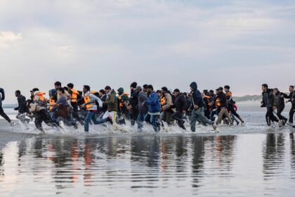 دراما في "المانش": فرنسا تنقذ 119 مهاجرا وإجلاء أحدهم جوا في حالة حرجة