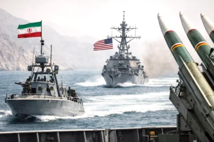 تحذير إيراني لسفينة أمريكية في مضيق هرمز يدفعها للتراجع