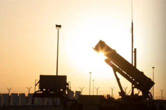 السعودية تعلن اعتراض وتدمير صاروخ كروز في أجوائها ومتابعة التهديدات الأمنية