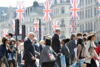 تراجع البطالة في بريطانيا إلى أدنى مستوى منذ الصيف الماضي