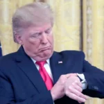 ترامب يعلق العمليات العسكرية ضد إيران لمدة 14 يوماً مقابل فتح مضيق هرمز وسط وساطة باكستانية.