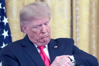 ترامب يعلق العمليات العسكرية ضد إيران لمدة 14 يوماً مقابل فتح مضيق هرمز وسط وساطة باكستانية.