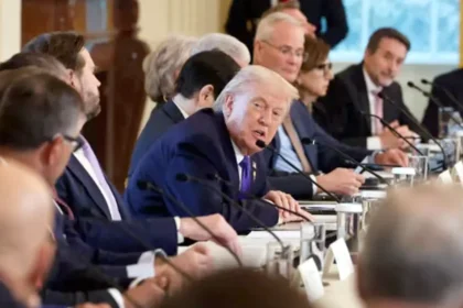 ترامب يبحث مع شركات الطاقة تداعيات الحرب على إيران وأسواق النفط