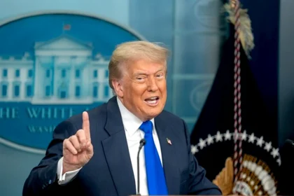 ترامب يلوّح برد قوي على إيران ويحذر من تداعيات رفض الاتفاق