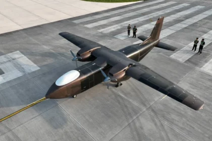 تقنية غير تقليدية تغير قواعد الطيران.. الصين تختبر شحن الطائرات المسيّرة عبر الموجات