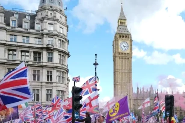 تليجراف: بريطانيا على صفيح ساخن.. الحكومة تستعد لاحتجاجات واسعة