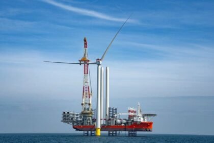 الأولى من نوعها.. "مصدر" و"سكوتيش باور" تحققان رقماً قياسياً عبر تركيب توربينة رياح بأكبر شفرات من نوعها