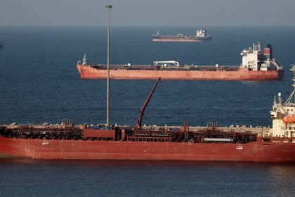 عاجل | بيانات ملاحية: تباطؤ حركة نحو 20 سفينة في مضيق هرمز عبر ممر لارك وسط حالة ترقب أمني