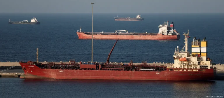 Urgent | Shipping data: Movement of approximately 20 ships slows in the Strait of Hormuz via the Larak Passage amid heightened security alert