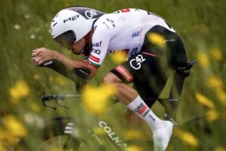 سويسرا.. "الإمارات للدراجات" ثالثاً في انطلاقة طواف روماندي