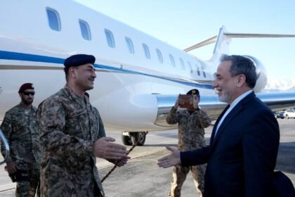 قائد الجيش الباكستاني يلتقي رئيس البرلمان الإيراني في طهران