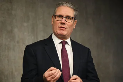 Starmer refuses to be drawn into a war with Iran, and Macron coordinates with London to launch a "peace mission" in Hormuz