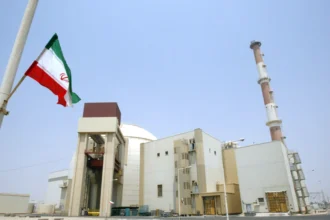 روسيا تجلي 198 موظفاً من محطة بوشهر النووية في إيران