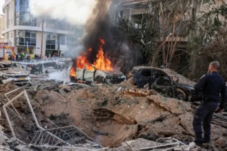 سقوط شظايا صاروخية يتسبب في إصابة 25 شخصًا بإسرائيل