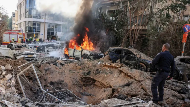 سقوط شظايا صاروخية يتسبب في إصابة 25 شخصًا بإسرائيل