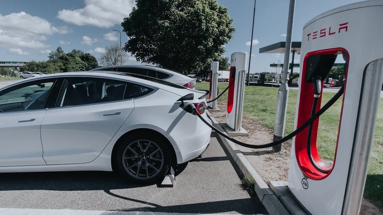 Tesla’s New Bet: Will Free Supercharging Attract Customers More Than “Price Wars”?