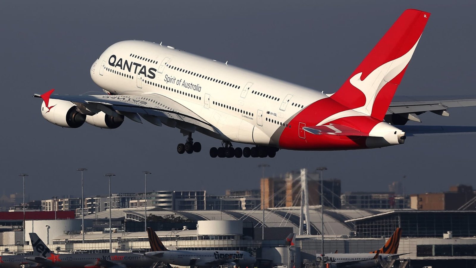 Australian airline Qantas raises fuel cost forecast and postpones share buyback due to Middle East tensions