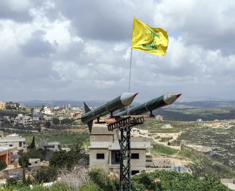 ضربات داخل الأبنية.. إسرائيل تعلن استهداف قدرات حزب الله الصاروخية