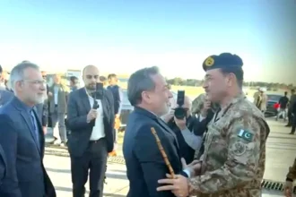 عاجل بمهمة وساطة إقليمية.. قائد الجيش الباكستاني عاصم منير يصل طهران