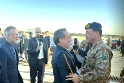 عاجل بمهمة وساطة إقليمية.. قائد الجيش الباكستاني عاصم منير يصل طهران