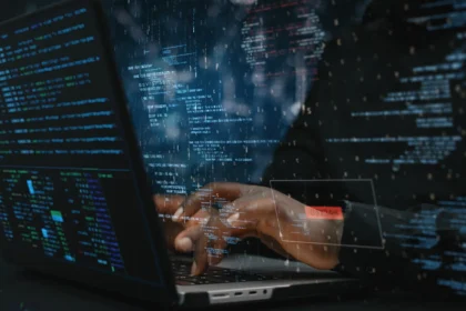 تحذيرات من عمليات احتيال رقمي تستهدف السفن في مضيق هرمز ومطالبات بـ "فدية مشفرة"