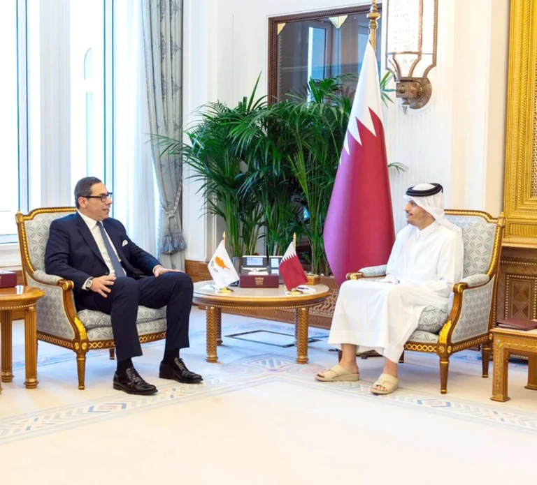 قطر وقبرص تدعوان لحرية الملاحة في مضيق هرمز واحتواء الأزمة عبر الحلول السلمية