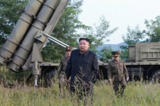 North Korea tests new ballistic missile in the presence of Kim Jong Un
