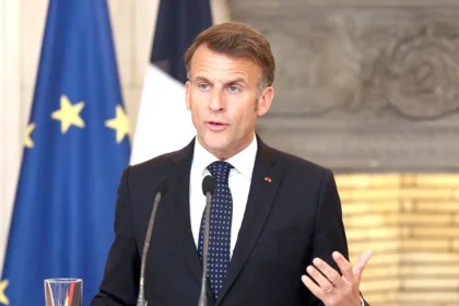 ماكرون ينتقد دعاة القطيعة مع الجزائر ويهاجم تعقيدات النظام الطبي في فرنسا