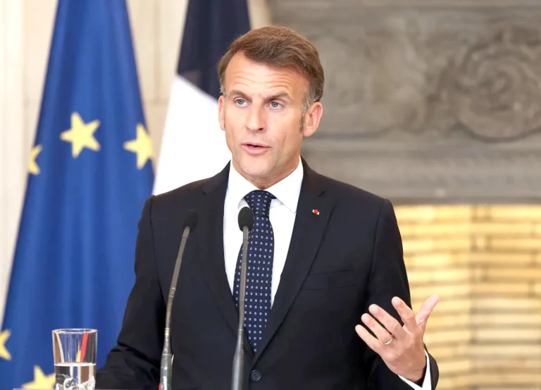 ماكرون ينتقد دعاة القطيعة مع الجزائر ويهاجم تعقيدات النظام الطبي في فرنسا