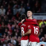 مانشستر يونايتد ينفرد بالمركز الثالث بثنائية أمام برينتفورد في بريميرليج