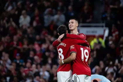 Manchester United secure third place with a 2-1 win against Brentford in the Premier League