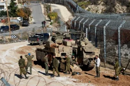 مسيرة انتحارية تشعل حريقا وتستهدف مدرعة إسرائيلية في "شوميرا"