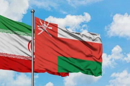 مسقط وطهران تتباحثان لضمان "انسيابية العبور" في مضيق هرمز وسط إغلاق شبه كامل للممر